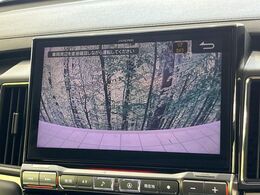 【バックカメラ】駐車時に後方がリアルタイム映像で確認できます。大型商業施設や立体駐車場での駐車時や、夜間のバック時に大活躍！運転スキルに関わらず、今や必須となった装備のひとつです！