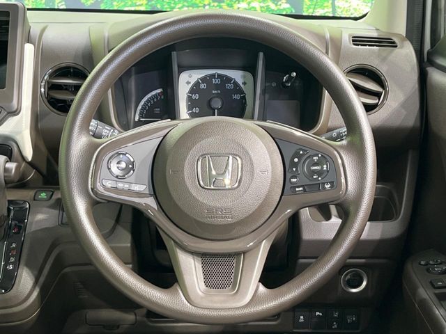 インテリアに合わせたデザインのステアリングは、運転される方のことも考え、運転しやすい形状、大きさです。是非一度、実際に触ってお確かめください。