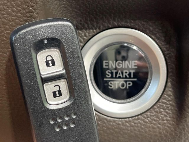 【Hondaスマートキー】カバンやポケットに入れたままでもドアの施錠・解錠が可能なスマートキーを装備。エンジンのオン・オフ時もカギを取り出す必要が無いからとっても便利です♪