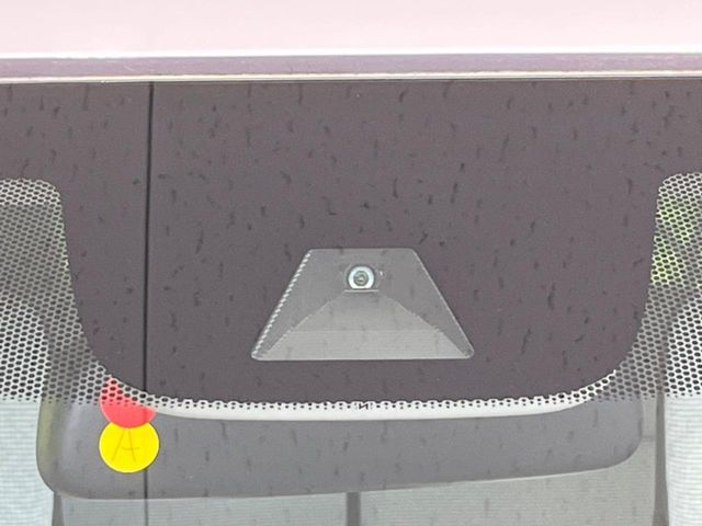 【ホンダセンシング】走行中に前方の車両等を認識し、衝突しそうな時は警報とブレーキで衝突回避と被害軽減をアシスト。より安全にドライブをお楽しみいただけます。