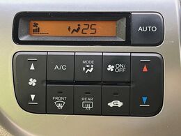 【オートエアコン】一度お好みの温度に設定すれば、車内の温度を検知し風量や温度を自動で調整。暑い…寒い…と何度もスイッチ操作をする必要はありません。快適な車内空間には必須の機能ですね♪