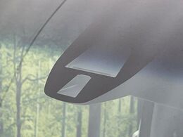 【シティブレーキアクティブシステム】低速走行中に前方の車両等を認識し、衝突しそうな時は警報とブレーキで衝突回避と被害軽減をアシスト。より安全にドライブをお楽しみいただけます。