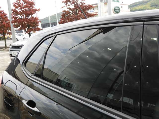 【プライバシーガラス処理】　リアガラス5面にはプライバシーガラス処理が施されております。後席のプライバシー確保とUVカット、エクステリアも引き締まってとってもスポーティです。