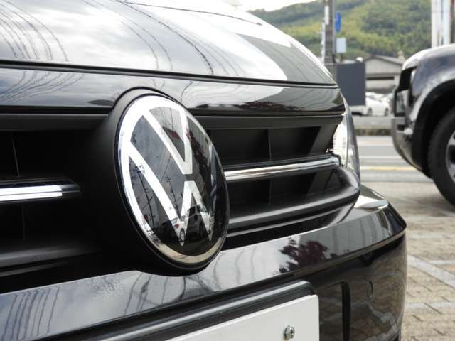 【フォルクスワーゲン認定中古車】　メーカー指定の厳しい選定基準をクリアしたお車を、時間をかけ丁寧に仕上げてお届け致します。全国対応の認定中古車保証が付帯されますので、県外の方も安心です。