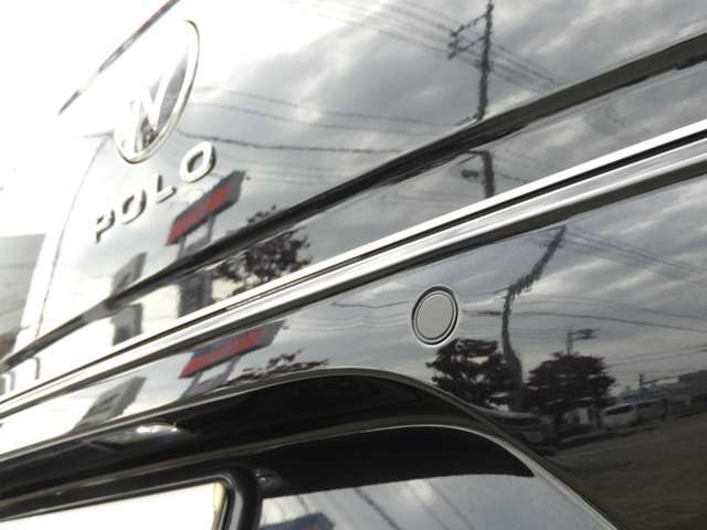 【バックカメラ・障害物センサー】　障害物センサーとバックカメラを装備。音と画像で障害物を検知。スムーズなバック駐車が可能です。