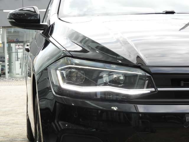 【LEDヘッドライト】　次世代ヘッドライトのスタンダードとして採用された大容量×省電力のLEDヘッドライト。同じくLEDのポジショニングライトと共に、スタイリッシュなエクステリアを演出します。