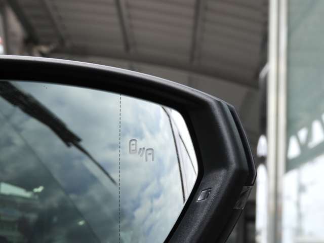 【ブラインドスポットアシスト】　車線変更アシスト機能。ドライバーの死角となる後方側面に車両を検知した際、ドアミラーに内蔵された警告灯が点滅しドライバーに注意を促します。