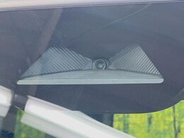 【ホンダセンシング】走行中に前方の車両等を認識し、衝突しそうな時は警報とブレーキで衝突回避と被害軽減をアシスト。より安全にドライブをお楽しみいただけます。