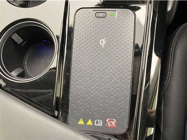 スマートフォンなどの通信機器を充電エリアに置くだけで充電することができます。