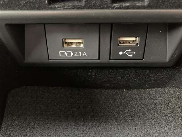 こちらのクルマはUSB接続コネクタも装備されています♪スマホの充電などにお使い下さい。ご旅行中での充電切れも、これなら心配いりませんね！