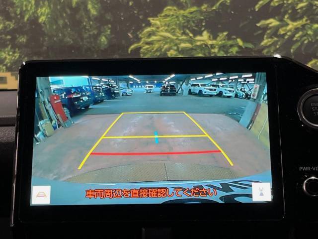 【バックカメラ】駐車時に後方がリアルタイム映像で確認できます。大型商業施設や立体駐車場での駐車時や、夜間のバック時に大活躍！運転スキルに関わらず、今や必須となった装備のひとつです！