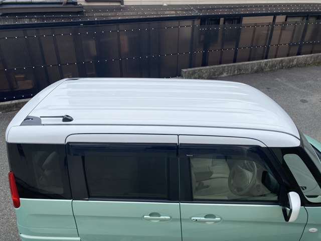 ルーフはホワイトのツートーンカラーです。