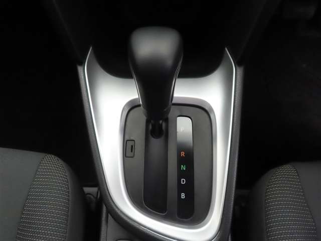 フロアシフトのCVTオートマチック車です。