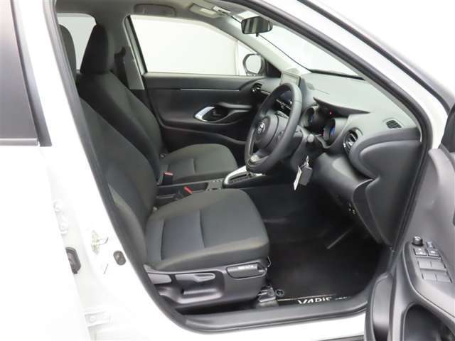 運転席に上下アジャスターがついていて、座ったままで自分にちょうどいいポジションに調整することができます。