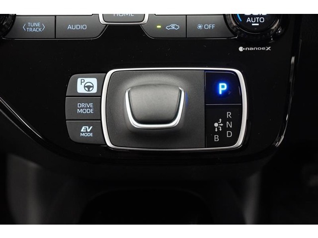 EVモードは電気モーターのみを使って走行するモードです。深夜の住宅街、屋内駐車場でエンジン騒音や排気ガスを気にすることなく走行できます。