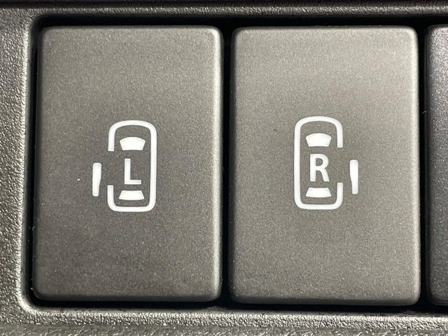【両側スライドドア】駐車場で隣の車との間隔が狭く乗りにくい時、スライドドアなら安心！ドアオープン時も幅を取らず、開口部が広いので乗り降りがとっても簡単です。大きな荷物の出し入れも後席から可能♪
