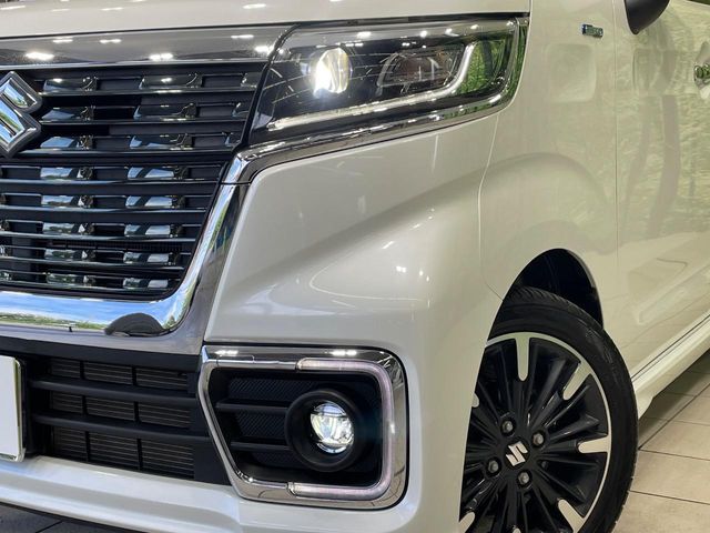【LEDヘッドライト】悪天候や夜間走行時も良好な視界を確保し安心して運転できる高輝度LEDヘッドライトを装備！点灯速度が早く、消費電力も抑えられています。