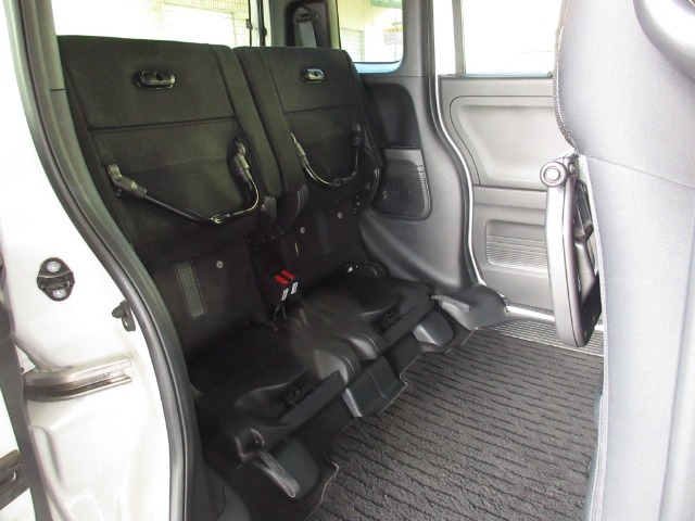 座面を跳ね上げれば、後席が背の高い空間に。駐車場などで後ろが狭く、テールゲートが開けられない時に、横から積みやすい「もうひとつの荷室」になるなど、アイデア次第で使い方が広がります。