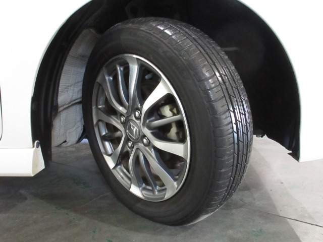 足元を精悍に引き締めるホンダ純正14インチアルミホイール、おしゃれは足元から、カッコイイですね！他にも見たいところ、知りたいことなどございましたらお気軽にお問い合わせくださいませ。