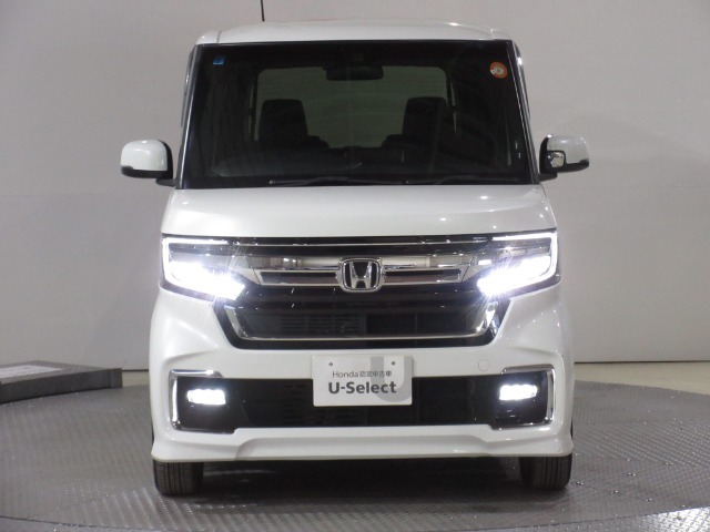 ハロゲンより明るく、より遠くまでさらなる安心感のあるLEDヘッドライトを採用。照射軸の上下方向を自動調整するオートレベリング機構、点灯忘れも防止できるオートライトコントロール機構付きです。