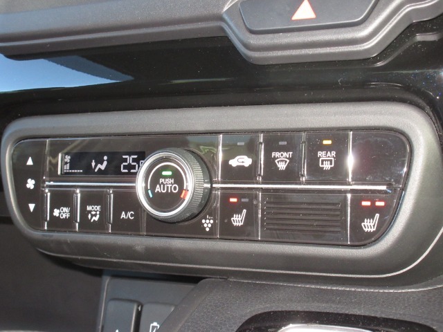 エアコンはオートエアコンでお好みの温度調整が出来、オールシーズン快適にドライブできます！さらに、運転席＆助手席シートヒーターが付いてます。2段階に温度設定が可能です。