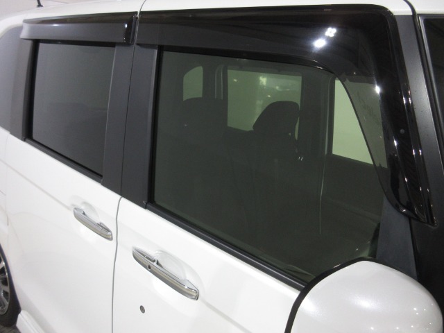 実用的で人気のオプション『ドアバイザー』が付いています！雨の日でも窓を開けて換気ができる便利な装備！付いてて良かったと思える用品です！