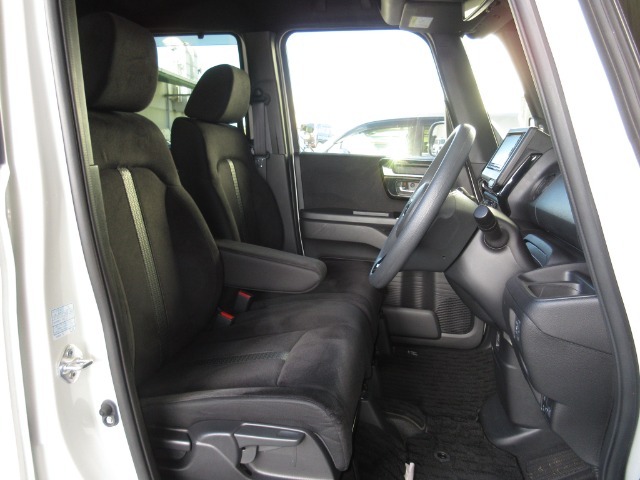 運転席には高さ調整ができる『シートハイトアジャスター機能』が付いています！これなら小柄な方にも大柄な方にも自分にぴったりの運転姿勢がとれますね～！