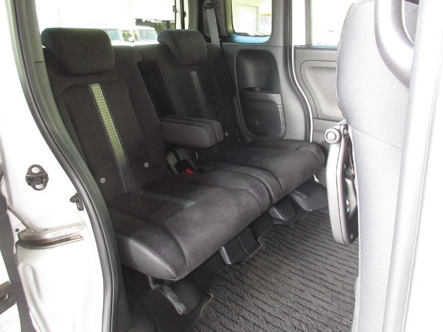 前席との距離や荷室長を左右で別々に調節できるスライドシートを標準装備しております。操作は荷室側からも行なえ、19CMのスライドができます。