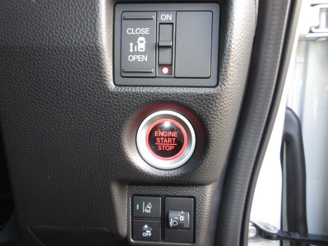 レーザーを照射しカメラで前走車等を検知し衝突の回避・軽減を図るホンダセンシングとVSA（車両挙動安定化制御システム）走る・曲がる・止まるの全領域で安定性を確保するためのシステム装備。安心ですね！