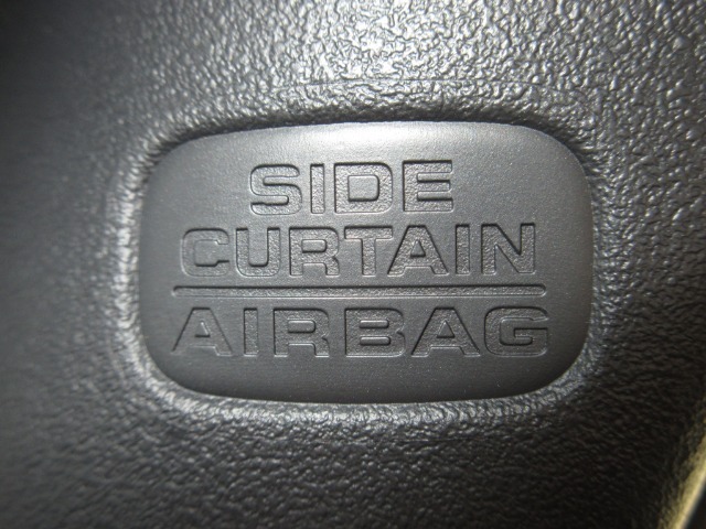 サイドカーテンエアバックシステムは、側面衝突時に大人から子供までさまざまな体格の乗員の頭部や頚部を広範囲で保護。特にセンターピラーへの頭部衝突を防ぐ展開性能を実現しています。