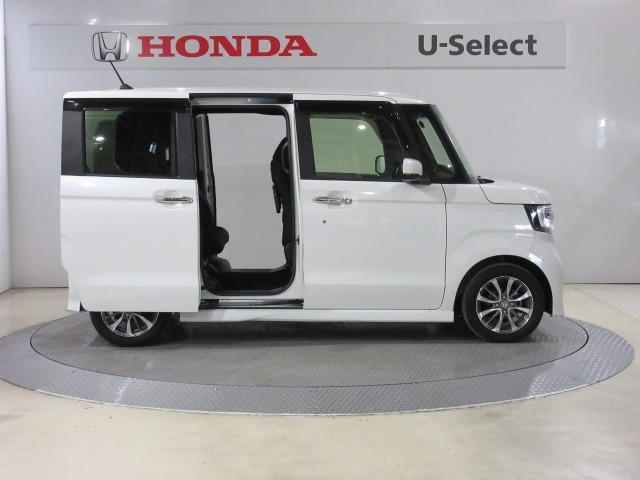 みんなが乗り降りしやすい大きな開口のリアー両側スライドドア！便利な片側電動ドアーです。リモコンキーで開閉する事が出来ます。お子様を抱えて荷物を持っているときなどは便利です。