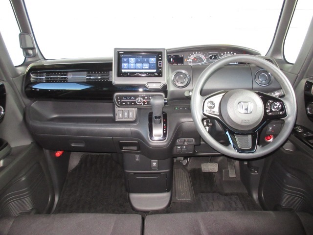 握りやすいハンドルには、オーディオコントロールとクルーズコントロールスイッチが装備されており、ハンドルから手を離さずに操作が出来ます。感覚で操作ができて便利で安全ですね！