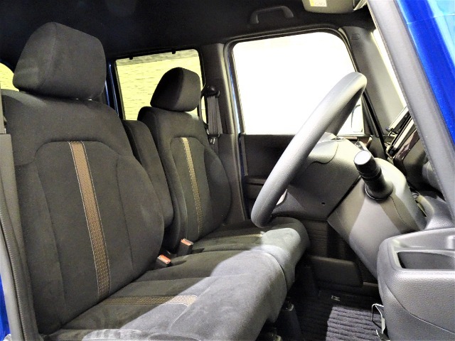 アームレスト＆運転席高さ調節機能付きです☆