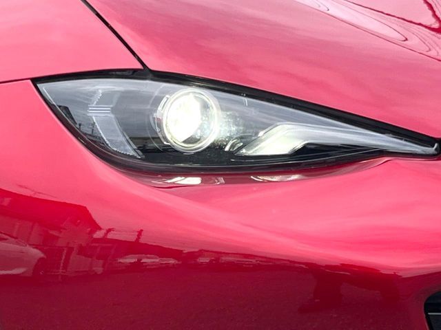 【LEDヘッドライト】悪天候や夜間走行時も良好な視界を確保し安心して運転できる高輝度LEDヘッドライトを装備！点灯速度が早く、消費電力も抑えられています。