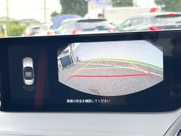 【バックカメラ】駐車時に後方がリアルタイム映像で確認できます。大型商業施設や立体駐車場での駐車時や、夜間のバック時に大活躍！運転スキルに関わらず、今や必須となった装備のひとつです！