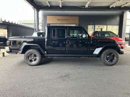 【ホイールアーチ】台形ホイールアーチはJeep伝統のデザインです。採用している理由は諸説ありますが、オフロードを走行する際にタイヤとボディが干渉しあわないよう配慮した作りにするためとなります。