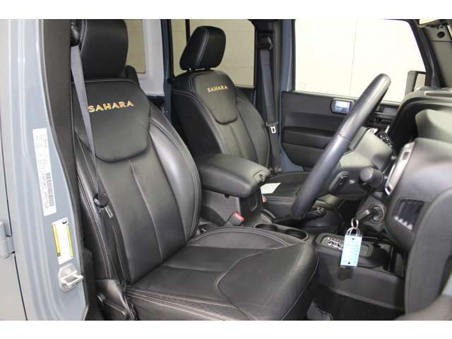 サハラ レザーシート仕様★人気のメーカーオプションの本革シート＋フロントシートヒーター★運転席は目立つ傷等なく綺麗な状態を保っております。