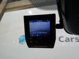万が一の事故はもちろん快適で安全なドライブの必需品　2.4インチ液晶モニター搭載ドライブレコーダーがフロントに付いています。
