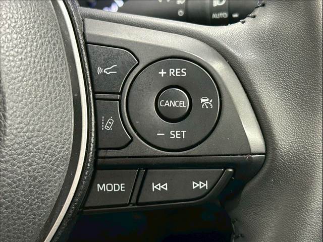 【レーダークルーズコントロール】装備車両です。レーダーやカメラを使って前を走るクルマの状況を検知して速度を調整してくれます。遠距離ドライブの高速道路などでは大活躍で疲労軽減に役立ちます。