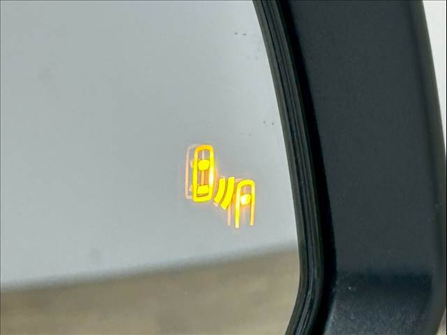 【ブラインドスポットモニター（BSM）】車線変更時に車両後方から来る車両を検知し安全をサポートする装置です。