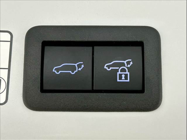 【電動リアゲート】ボタンひとつで大きなゲートも簡単に開閉可能です。背の高いSUV、ミニバンにあると嬉しいですね。