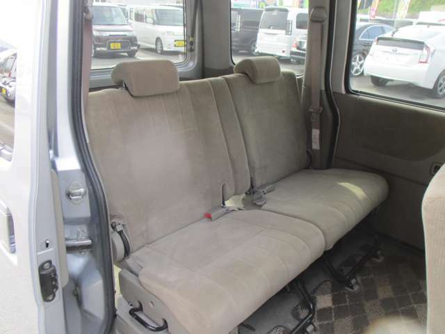 シートの隙間、座席下など細かい部分も徹底清掃しております。