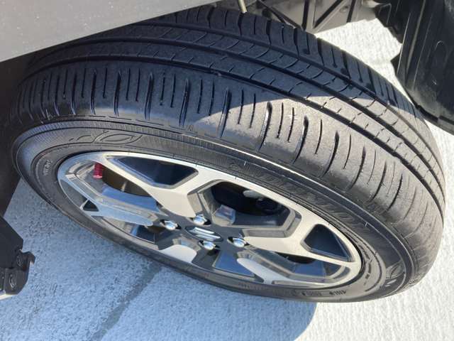 タイヤの溝はもちろん安心快適にお使い頂くためにタイヤのヒビやバルブからの空気漏れなどプロの目で確認させて頂きます。高速道路など頻繁にご利用されるお客様は事前にご相談下さい。希望で空気圧など設定します。