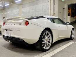 車名は頭文字を「E」とするロータス社の仕来りに従いポルトガルの歴史ある町エヴォラ（EVORA）に由来しエヴォーラと名づけられた！また別に（EVOLUTION）とオーラ（ORA）との造語との説も存在！！