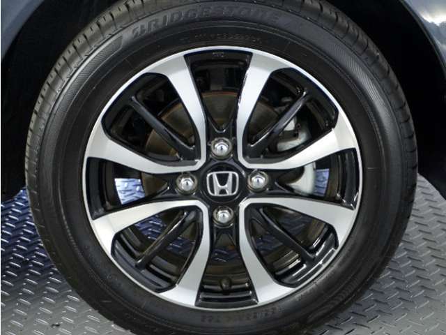 アルミホイール装着車です！これで足元まわりもおしゃれにきまります！