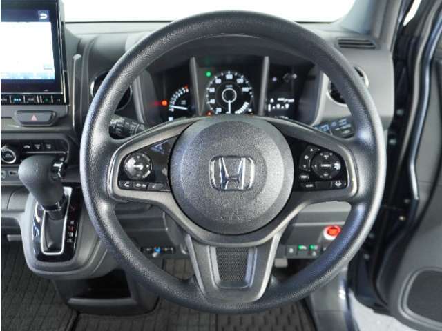 【Honda SENSING】 カメラ等装置で精度の高い検知能力を発揮、安全運転を支援します。ステアリング上のコントローラーに注目！