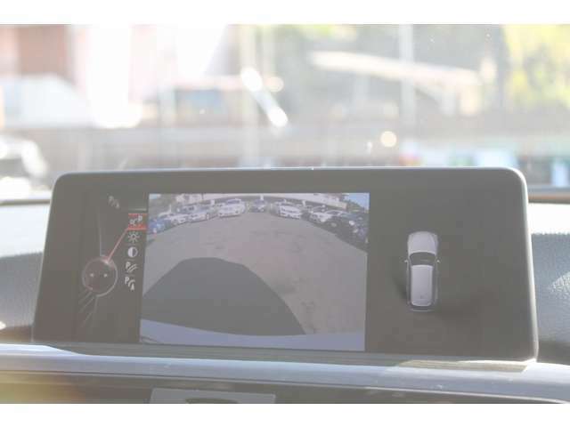 バックカメラとパークセンサーで安全な駐車をアシスト。