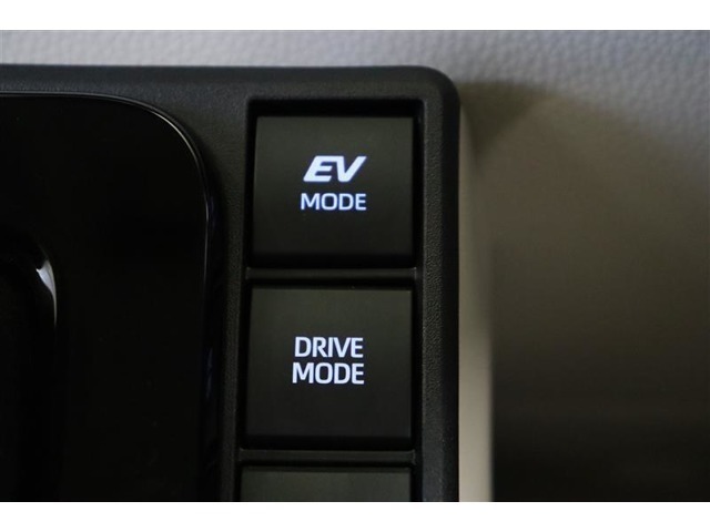 夜間など、静かに走行したい時に便利なモーターのみで動くEVモードへの切替えが出来ます。また、気分や走行状況に合わせてECO・NORMAL・POWERを選べるドライブモードセレクトも装備されています。