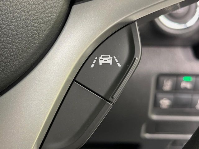 【車線逸脱抑制機能】高速道路走行時、車線からはみ出しそうな時にステアリングを制御し車線内を走行する様にアシスト。より安全な運転をサポートしてくれます！