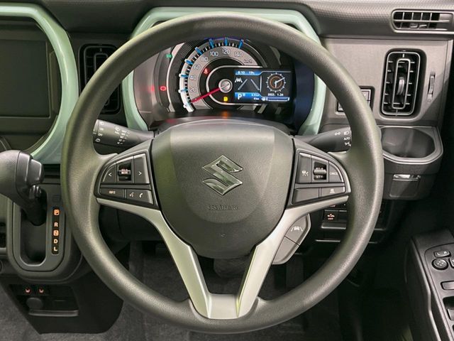 インテリアに合わせたデザインのステアリングは、運転される方のことも考え、運転しやすい形状、大きさです。是非一度、実際に触ってお確かめください。